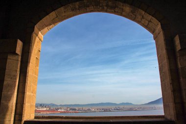 Castel dell'Ovo eski duvar tarafından çerçeveli Napoli bağlantı noktası