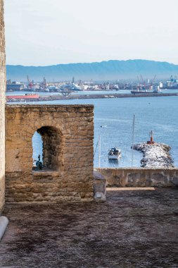 Castel dell'Ovo eski duvar tarafından çerçeveli Napoli bağlantı noktası
