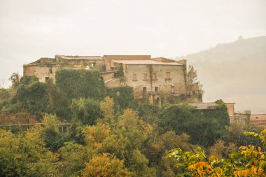 Tufo Ortaçağ Kalesi Irpinia, Campania, İtalya