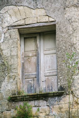 eski yıkık penceresi