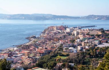Pozzuoli ve Pozzuoli kentinin Körfezi manzarası, Napoli, Campi Flegrei, Italya