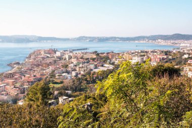 Pozzuoli ve Pozzuoli kentinin Körfezi manzarası, Napoli, Campi Flegrei, Italya 