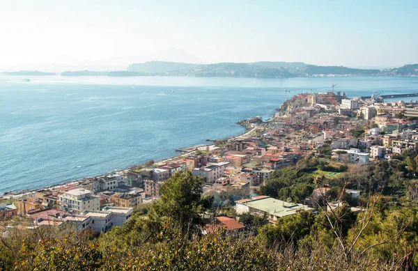 Pozzuoli ve Pozzuoli kentinin Körfezi manzarası, Napoli, Campi Flegrei, Italya 