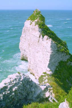 Kayalıkların manzarası ve Etretat, Normandie, Fransa plajı