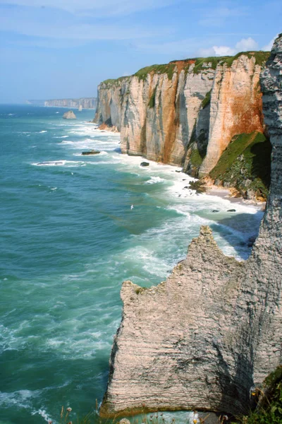 Paesaggio di scogliere e spiaggia di Etretat, Normandia, Francia — Foto Stock