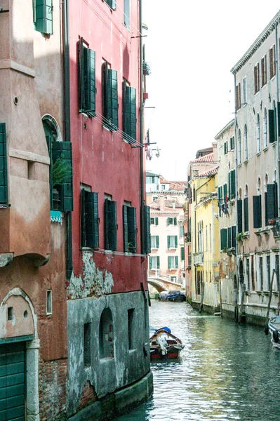 ヴェネツィアでのイタリア 2010 チャンネル ヴェネツィア水の反映の美しい建物と — ストック写真