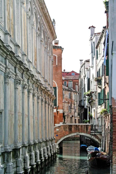 Venetië Italië 2010 Kanaal Venetië Met Mooie Gebouwen Weerspiegelen Water — Stockfoto