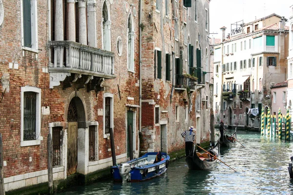 Un chennel en la ciudad de Venecia —  Fotos de Stock