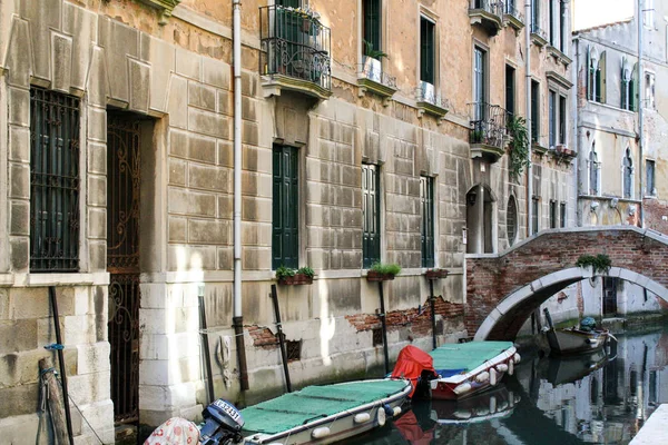 Un chennel en la ciudad de Venecia — Foto de Stock