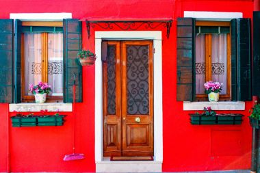 Eski kasaba Burano, Venedik Lagünü, İtalya kısmında evde renkli vivd kırmızı