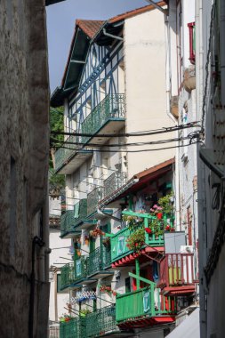 Hondarribia 'da renkli cepheler