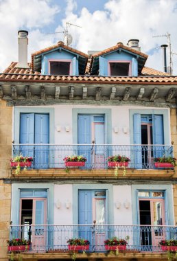 Hondarribia 'da renkli cepheler