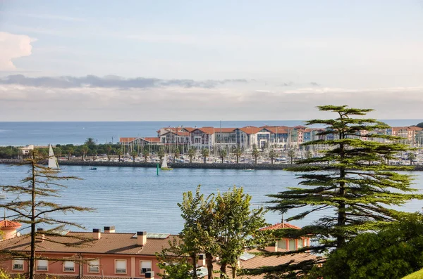 Hondarribya kıyısı ve limanı manzarası — Stok fotoğraf