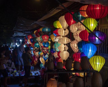 Hoi An 'da Vietnam' da Ağustos 2019 'da gece eski mahallede geleneksel kağıt fenerler vardı.
