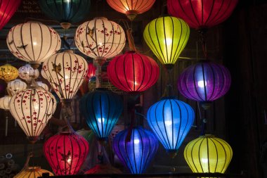 Hoi 'de geleneksel kağıt fenerler Eski bir çeyrek, Vietnam 