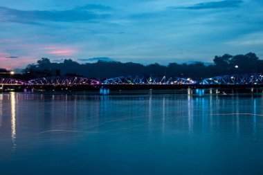 Parfüm nehri ve Truong Tien köprüsü