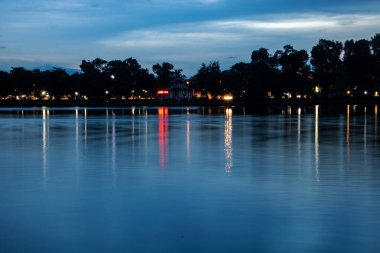 Parfüm nehri ve Truong Tien köprüsü