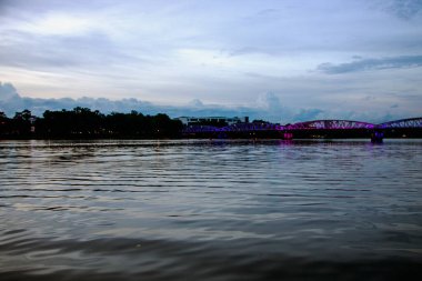 Parfüm nehri ve Truong Tien köprüsü