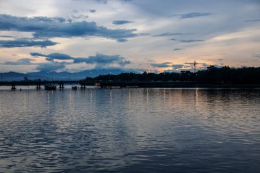 Parfüm nehri ve Truong Tien köprüsü