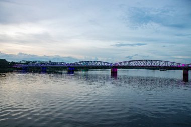 Parfüm nehri ve Truong Tien köprüsü