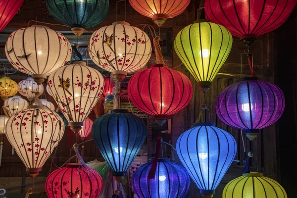 Hoi 'de geleneksel kağıt fenerler Eski bir çeyrek, Vietnam 