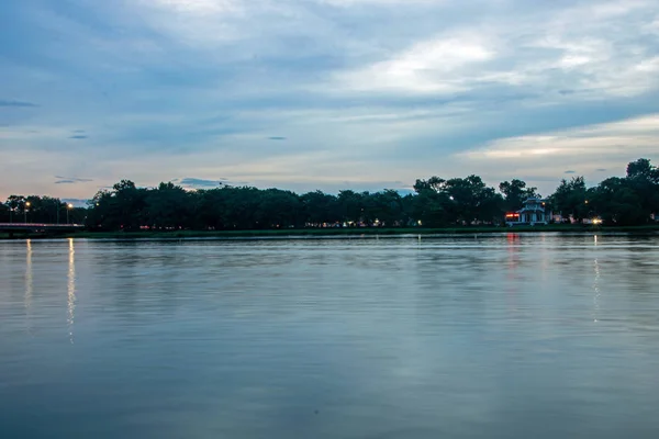 Río Perfume y puente Truong Tien — Foto de Stock