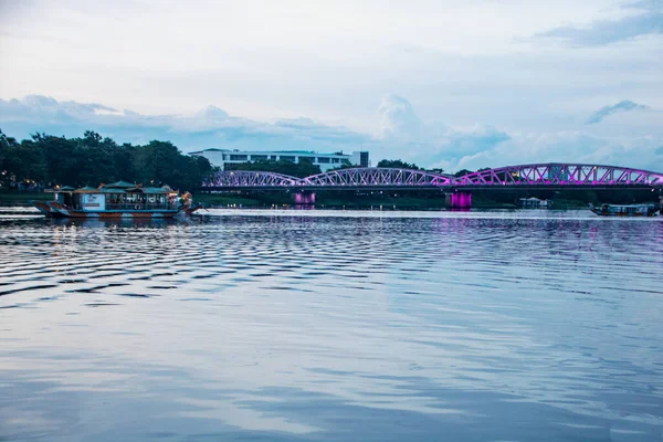 Río Perfume y puente Truong Tien — Foto de Stock