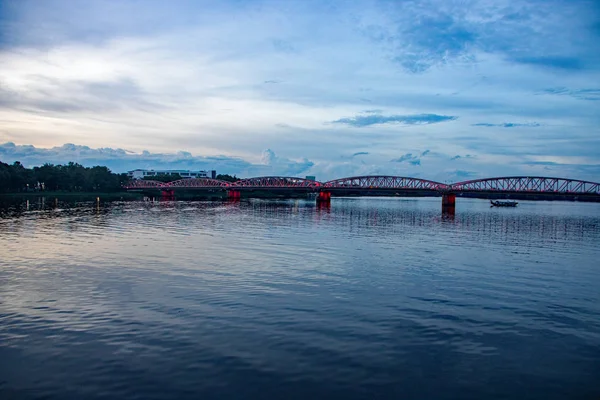 Parfüm nehri ve Truong Tien köprüsü — Stok fotoğraf
