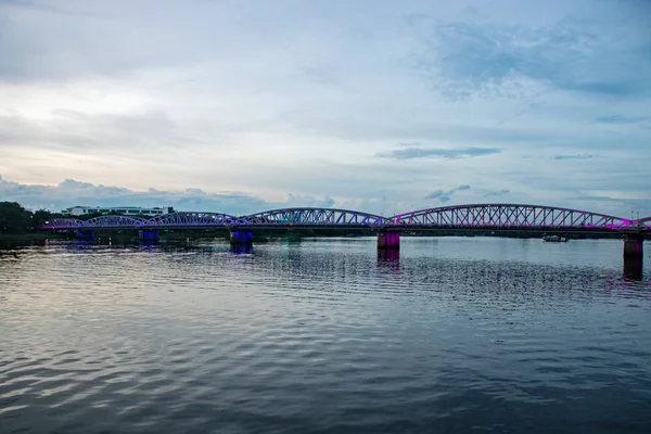 Río Perfume y puente Truong Tien — Foto de Stock