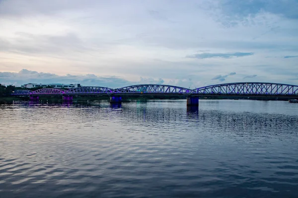 Parfüm nehri ve Truong Tien köprüsü — Stok fotoğraf