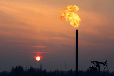 Gün batımında gaz Meşalesi