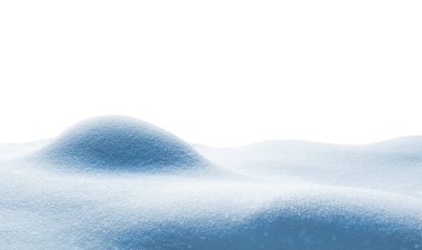 Beyaz arka plan üzerinde rüzgârla oluşan kar yığını