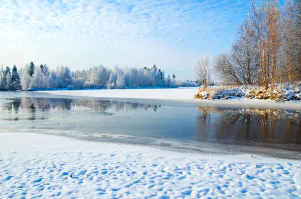 Landschaft mit gefrorenem Fluss — Stockfoto