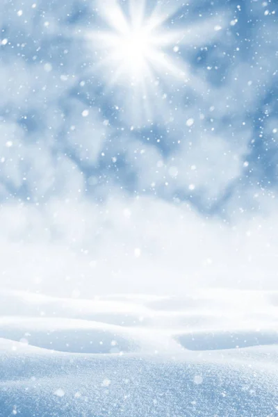 Фон со снежными дрейфами и облаками — стоковое фото