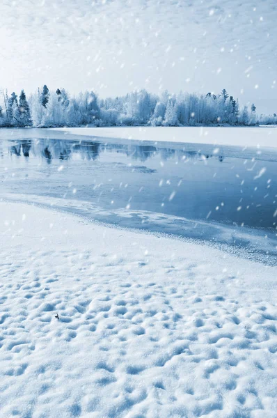 Téli táj folyóval — Stock Fotó