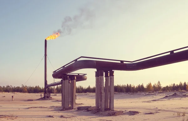 Bentang alam industri. Obor Gas — Stok Foto