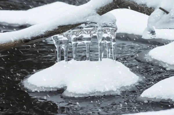 Jégcsapok-víz felett — Stock Fotó
