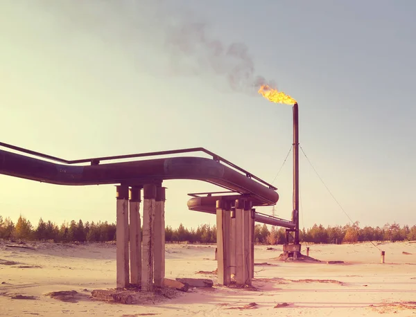 Bentang alam industri. Obor Gas — Stok Foto