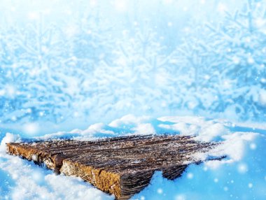 Kar karlı orman arka plan altında eski boş tablo