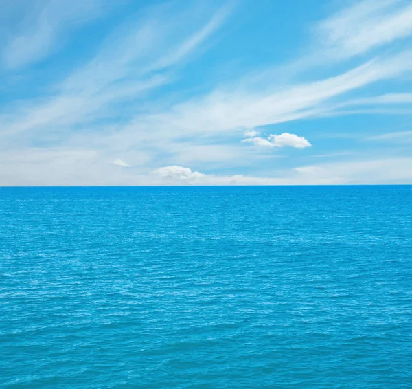 Schöne Landschaft Mit Ruhiger See Und Bewölktem Himmel — Stockfoto