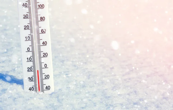 Winter Achtergrond Met Thermometer Schone Glimmende Sneeuw — Stockfoto