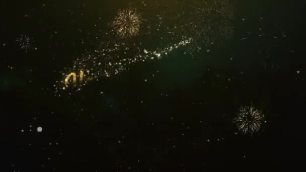 Frohes neues Jahr 2019 Grußtext aus Wunderkerzen hellen dunklen Nachthimmel mit buntem Feuerwerk. — Stockvideo