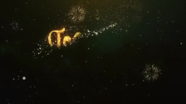 Juntos para siempre saludo texto hecho de Sparklers Cielo nocturno oscuro claro con fuegos artificiales coloridos . — Vídeo de stock