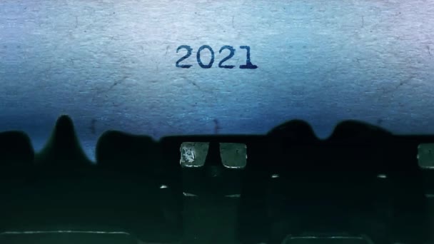 2021 Mots du Nouvel An Dactylographier sur une feuille de papier avec une vieille machine à écrire vintage . — Video