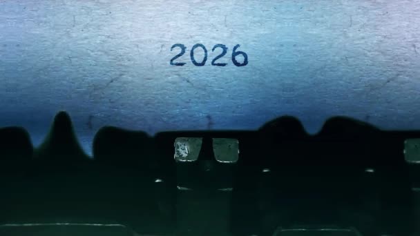 2026 Palavras de Ano Novo Digitação em uma folha de papel com uma velha máquina de escrever vintage . — Vídeo de Stock