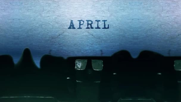 Palavras de abril Digitando em uma folha de papel com uma velha máquina de escrever vintage . — Vídeo de Stock