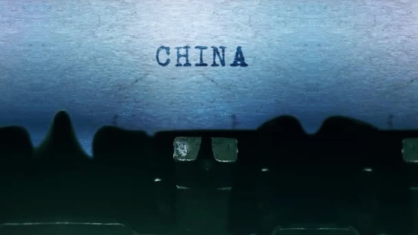 Palavras da China Digitando em uma folha de papel com uma velha máquina de escrever vintage . — Vídeo de Stock