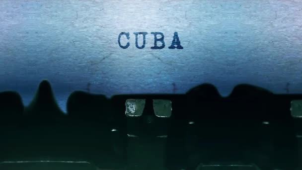 Cuba mots Dactylographier sur une feuille de papier avec une vieille machine à écrire vintage . — Video