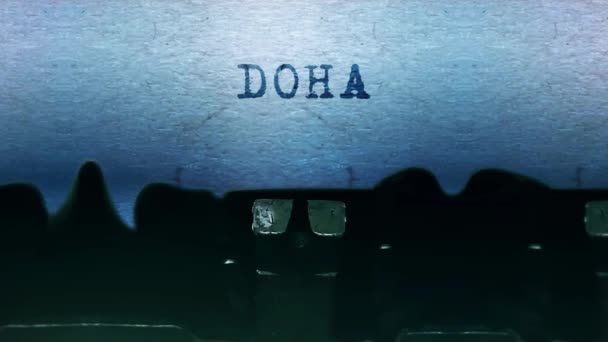 Doha words Digitando em uma folha de papel com uma velha máquina de escrever vintage . — Vídeo de Stock