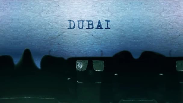 Dubai palabras Escribir en una hoja de papel con una vieja máquina de escribir vintage . — Vídeos de Stock